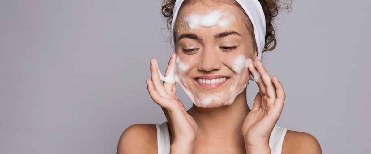Modul de aplicare a produselor cosmetice de ingrijire pe piele.