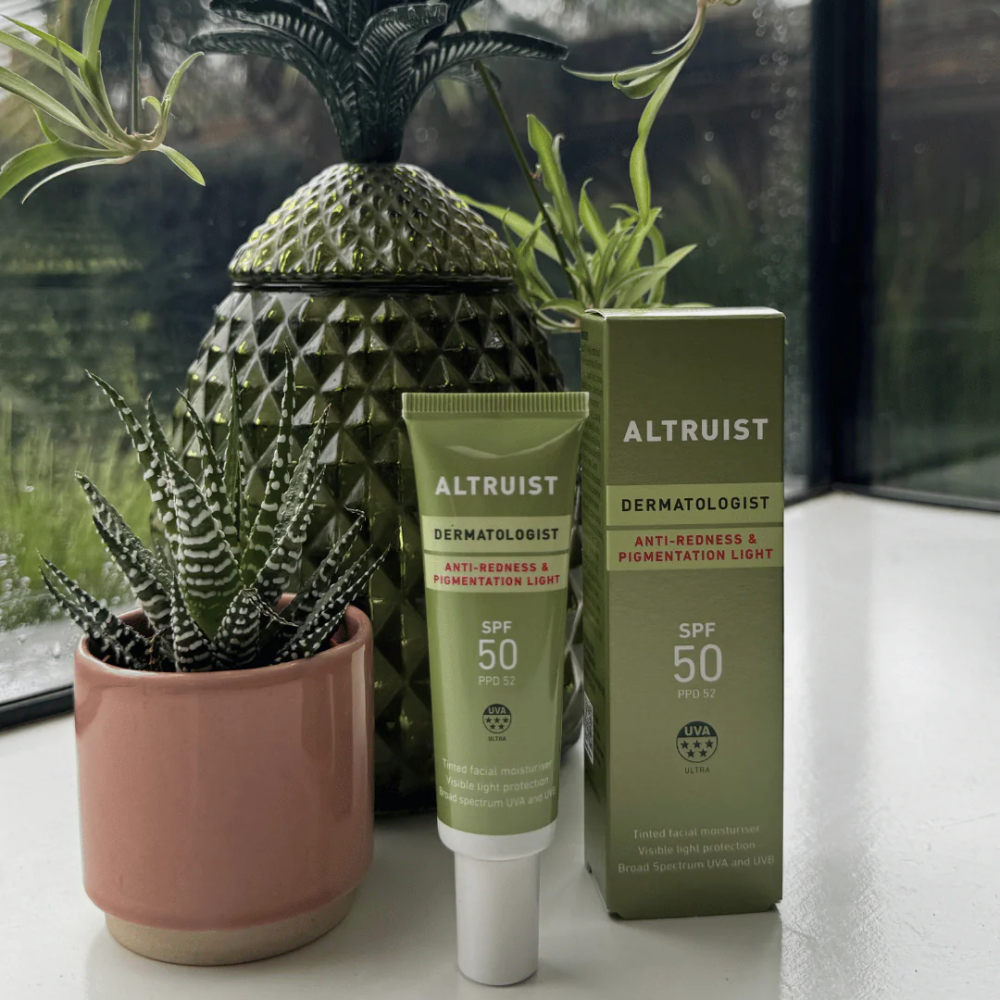 Protectie solara SPF50 cu pigment (nuanță deschisă)