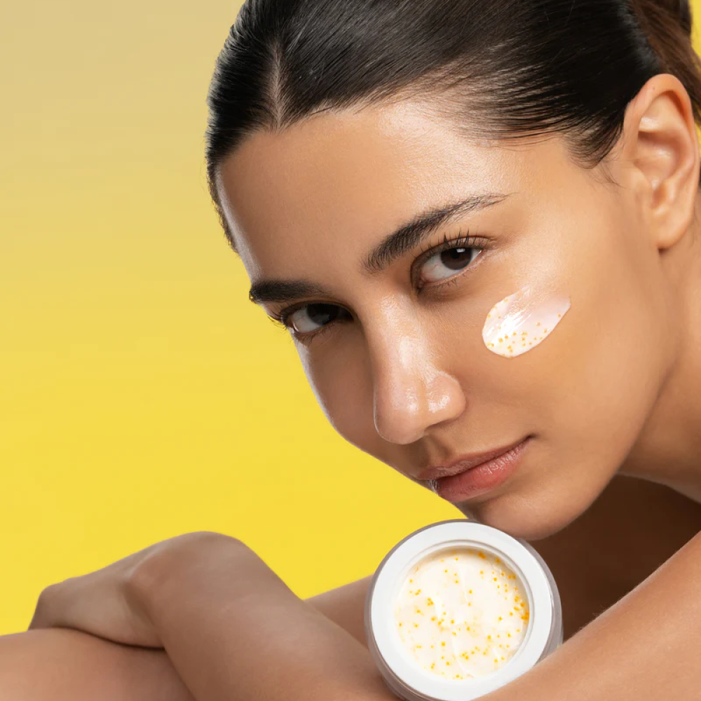 Cremă iluminatoare și tonifiantă cu micro-capsule