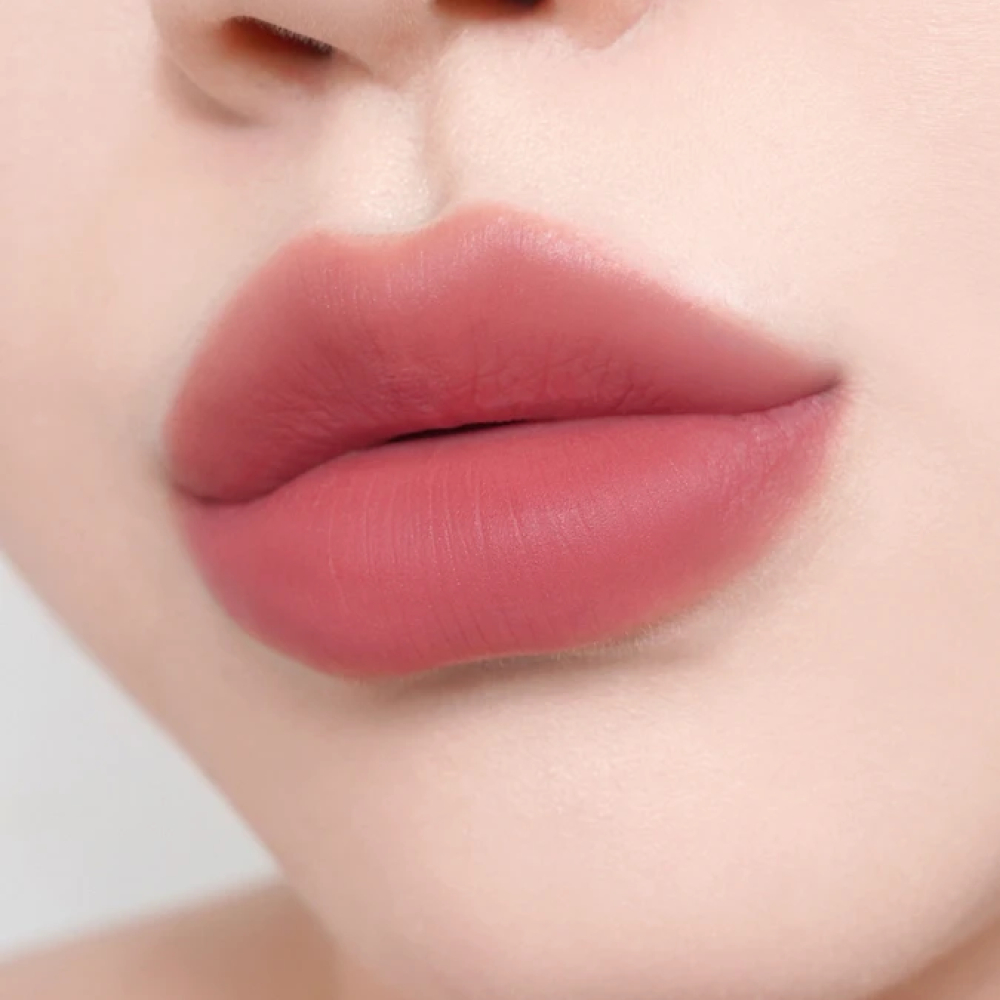 Помада-тинт с эффектом блюра и стойкой формулой