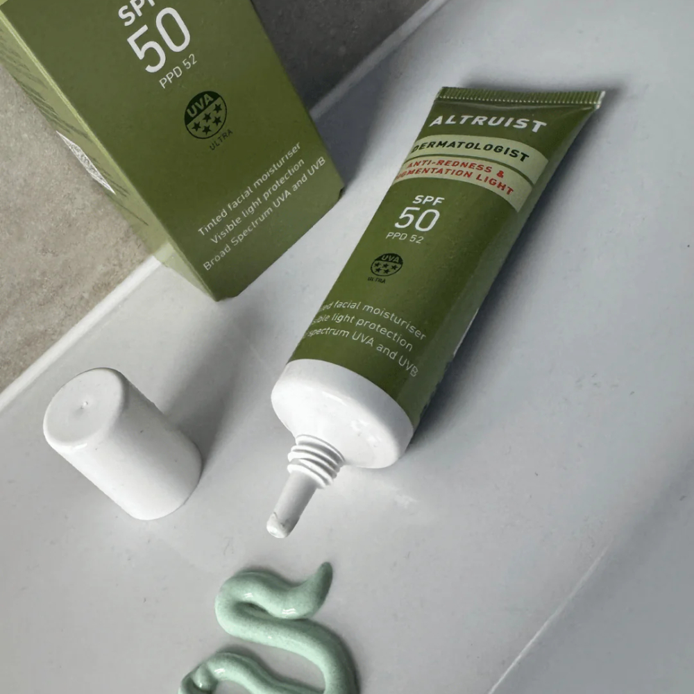 Protectie solara SPF50 cu pigment (nuanță deschisă)