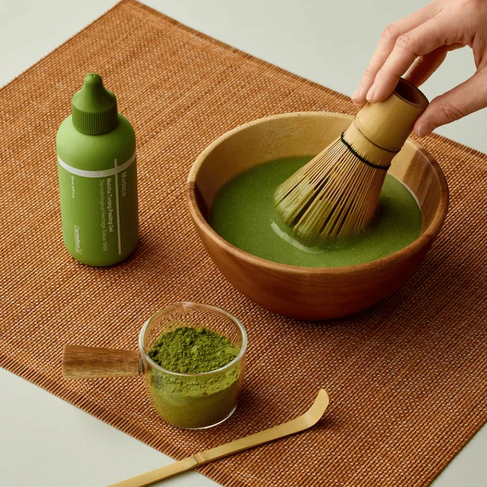 Gel exfoliant cu matcha și capsule de cărbune