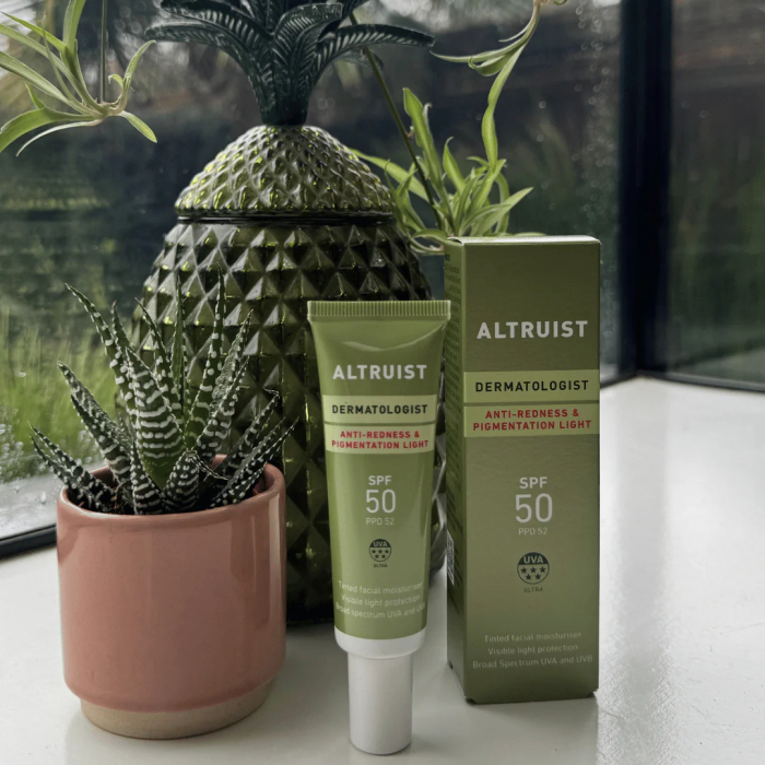 Protectie solara SPF50 cu pigment (nuanță deschisă)