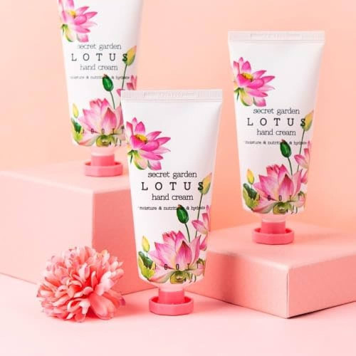 Crema hidratanta pentru maini cu extract de flori de Lotus
