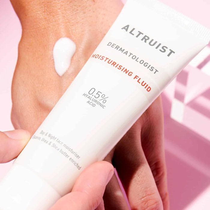 Set cu acid hialuronic și SPF50 pentru hidratarea și protejarea pielii