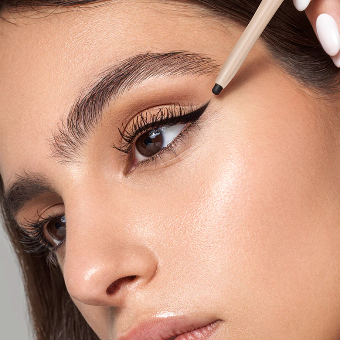 Creion de ochi cu extra pigment și rezistent la apă