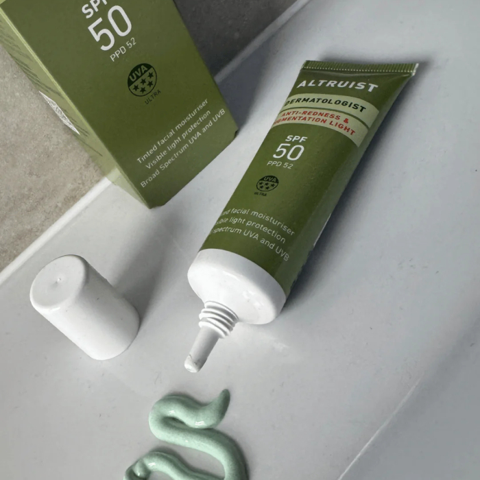 Protectie solara SPF50 cu pigment (nuanță deschisă)